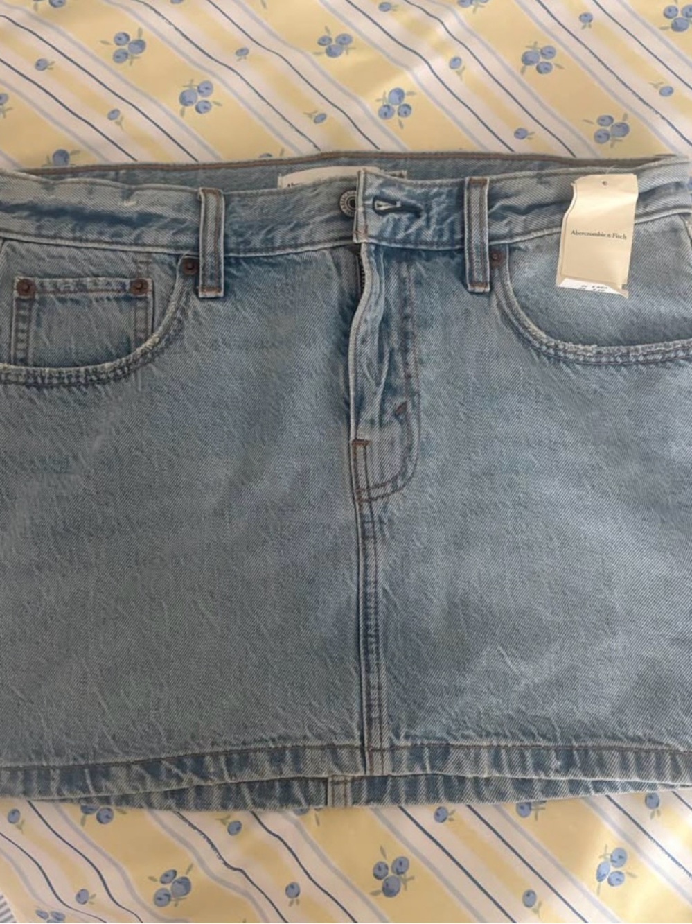 ABERCROMBIE AND FITCH LOW RISE DENIM SKIRT SIZE 27